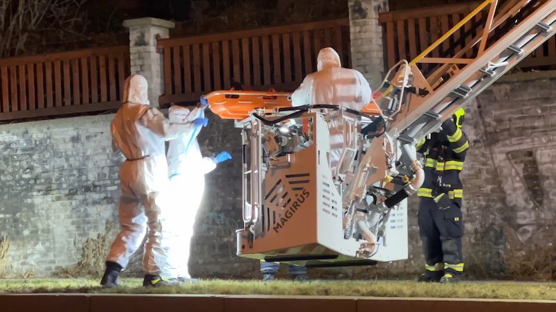 Mrtvého ze squatu na pražském Strahově vytáhli hasiči automobilovým žebříkem
